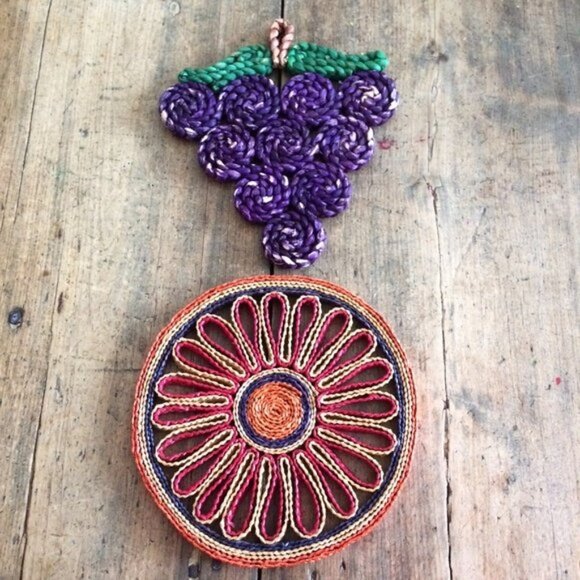 6 Vtg Woven Straw Trivets Grapes Fish Circle Round Tropical DAMAGED Under Plate - Picture 7 of 10